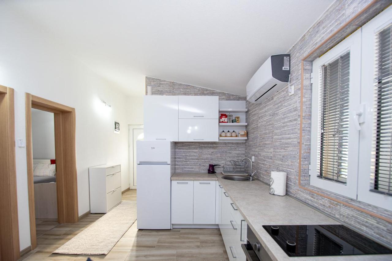 Lana Apartment เพรอชานิ ภายนอก รูปภาพ