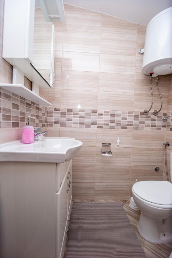 Lana Apartment เพรอชานิ ภายนอก รูปภาพ