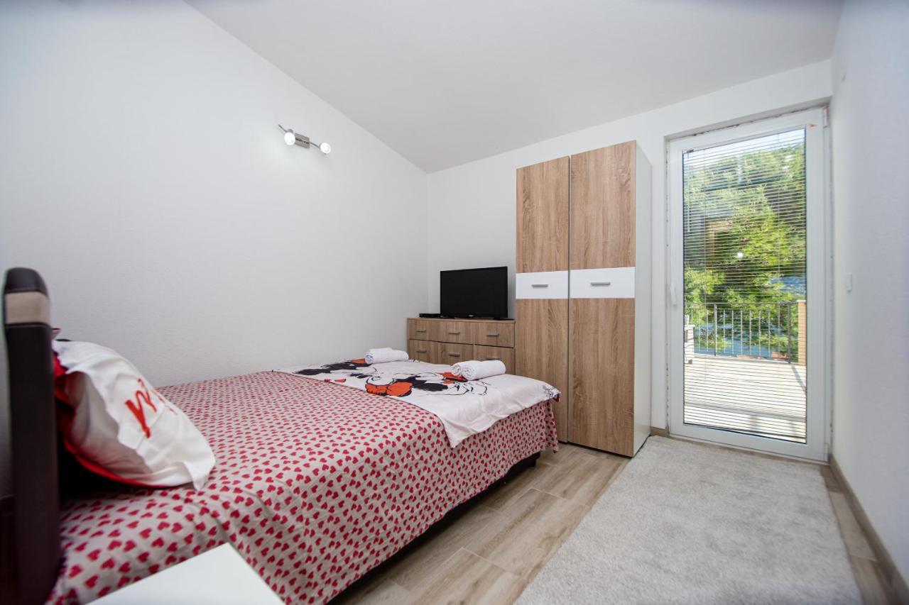 Lana Apartment เพรอชานิ ภายนอก รูปภาพ